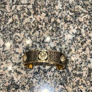 New Fashion Luxury Medusa Bracelet Black Enamel. Gold/Black Cuff Bracelet.